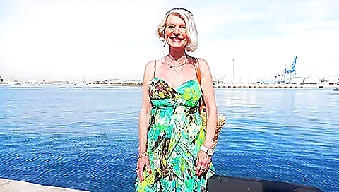 Blonde and brunette share a hard dick