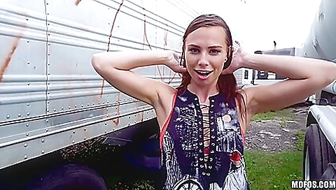 Horny girlfriend gets her pussy fucked