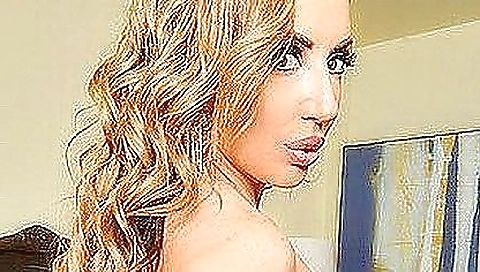 Hot pillsia and dildo up her pussy