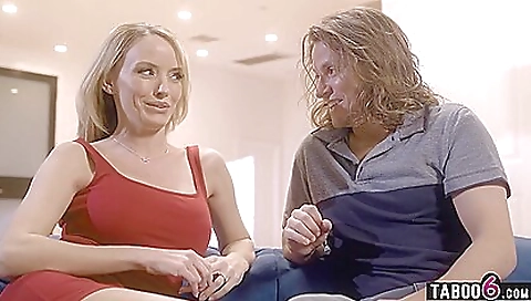 Closeuple andis getting off